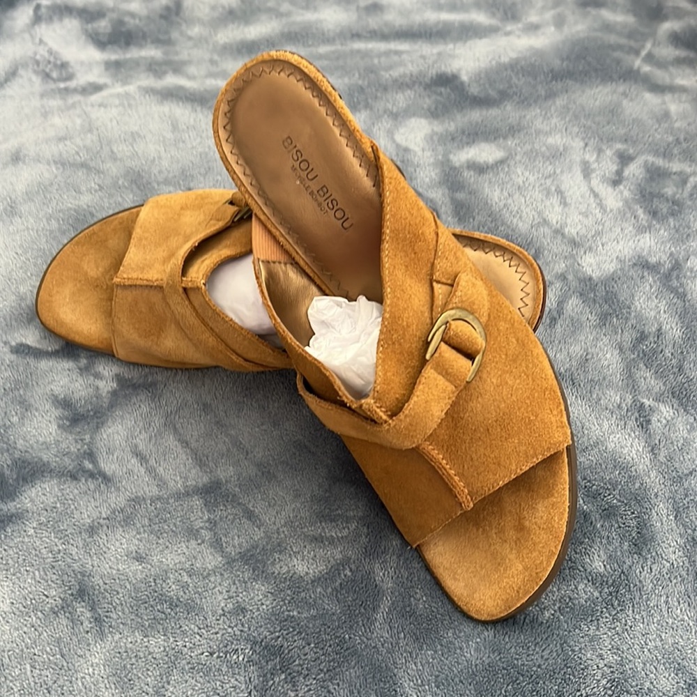 Bisou Bisou, size 9 leather slip on heels.
